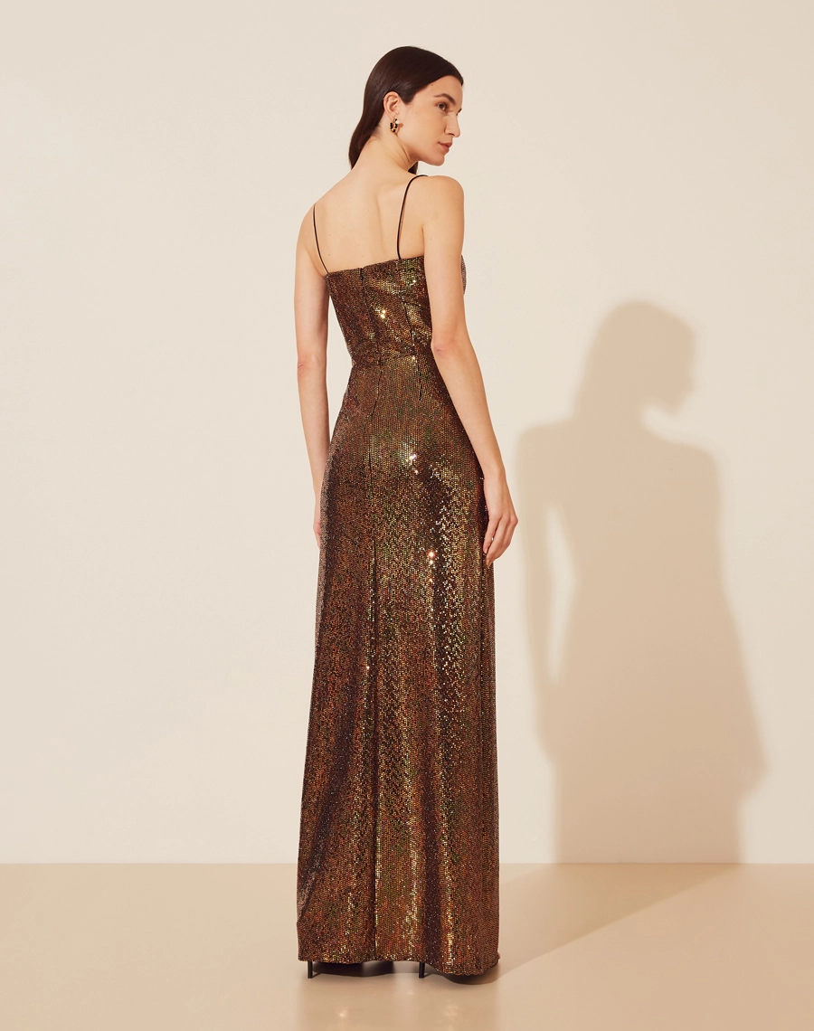 <BLOCO01>
Vestido Longo Heloise, confeccionado em malha com paetê .<br/>
Vestido longo com decote quadrado e alças finas, possui forro curto. <br/>
Seu fechamento é por zíper interno para fechar o corset e externo atrás. <br/>
O vestido Heloise possui corset interno dando mais estrutura e uma modelagem mais justa deixando a peça mais elegante o corpo. <br/>
</BLOCO01>