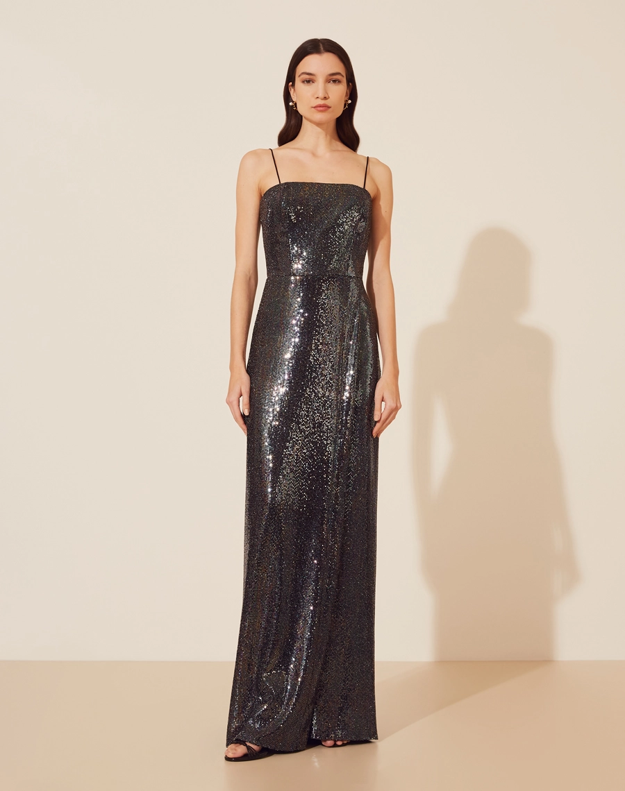 <BLOCO01>
Vestido Longo Heloise, confeccionado em malha com paetê .<br/>
Vestido longo com decote quadrado e alças finas, possui forro curto. <br/>
Seu fechamento é por zíper interno para fechar o corset e externo atrás. <br/>
O vestido Heloise possui corset interno dando mais estrutura e uma modelagem mais justa deixando a peça mais elegante o corpo. <br/>
</BLOCO01>