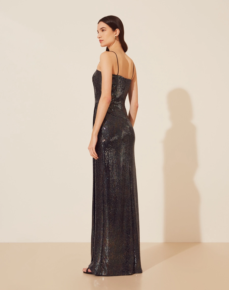 <BLOCO01>
Vestido Longo Heloise, confeccionado em malha com paetê .<br/>
Vestido longo com decote quadrado e alças finas, possui forro curto. <br/>
Seu fechamento é por zíper interno para fechar o corset e externo atrás. <br/>
O vestido Heloise possui corset interno dando mais estrutura e uma modelagem mais justa deixando a peça mais elegante o corpo. <br/>
</BLOCO01>