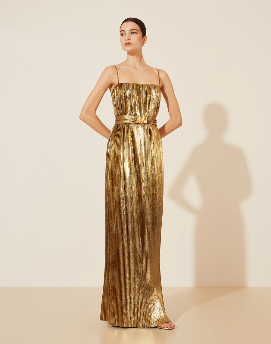 Vestido Longo Edie confeccionado em malha Lame. 
Possui decote quadrado e alças finas, possui modelagem mais ampla. 
O vestido Edie é um vestido elegante com trabalho de plissado por todo o comprimento. 
Acompanha faixa com detalhe de lástex e fivela. Possui forro.