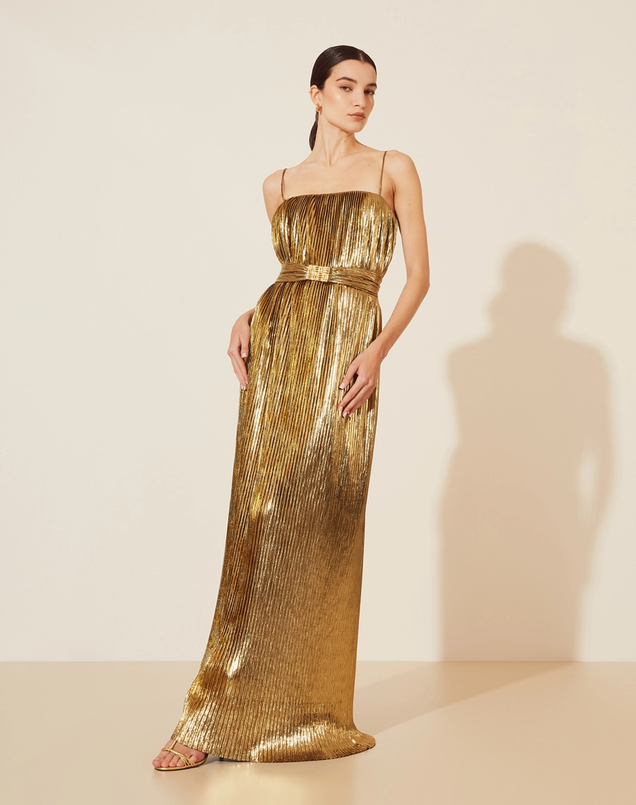 Vestido Longo Edie confeccionado em malha Lame. 
Possui decote quadrado e alças finas, possui modelagem mais ampla. 
O vestido Edie é um vestido elegante com trabalho de plissado por todo o comprimento. 
Acompanha faixa com detalhe de lástex e fivela. Possui forro.
