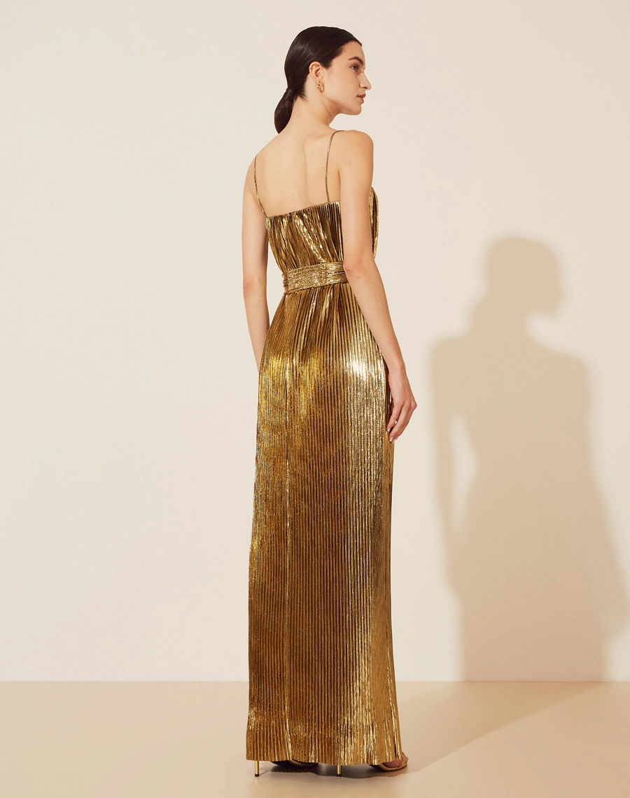 Vestido Longo Edie confeccionado em malha Lame. 
Possui decote quadrado e alças finas, possui modelagem mais ampla. 
O vestido Edie é um vestido elegante com trabalho de plissado por todo o comprimento. 
Acompanha faixa com detalhe de lástex e fivela. Possui forro.