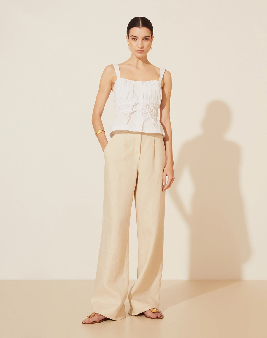 Blusa Tania confeccionado em cotton supreme, tecido mais estruturado. 
Possui decote quadrado e alças largas, possui pregas frontais e detalhe de passante por toda a cintura com cordão para amarração podendo deixara a peça mais acinturada.  Seu fechamento é por botão de casa frontal. 
Possui elástico interno no decote atrás. Peça mais estruturada e confortável ao corpo.