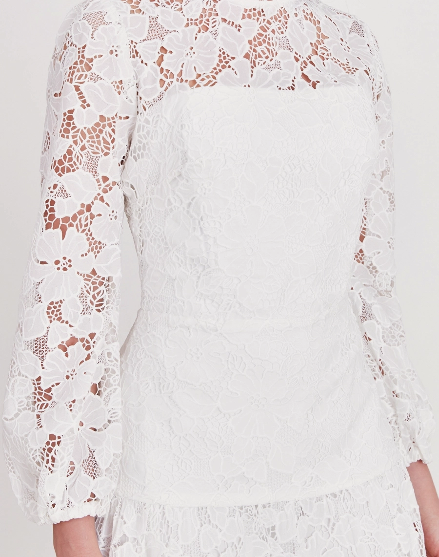 Vestido Longo Elis confeccionado em tecido de renda. 
