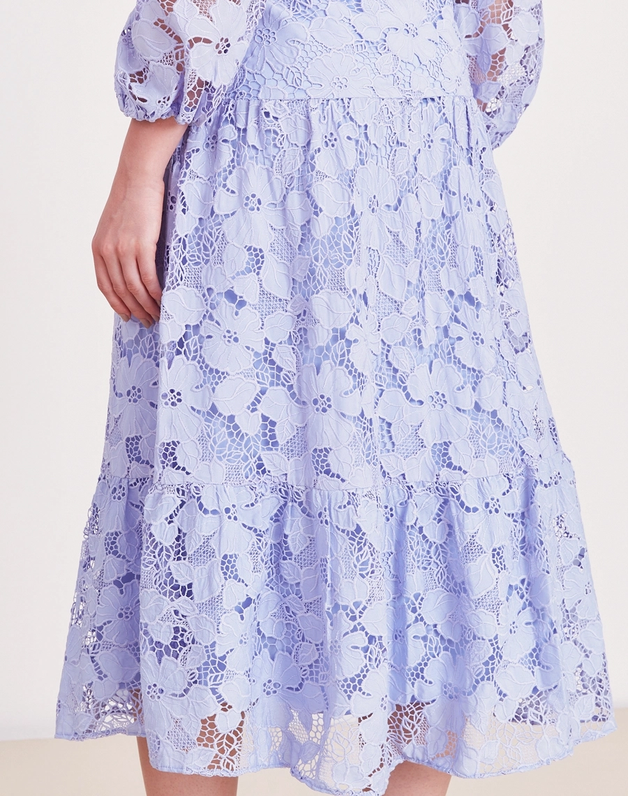Vestido Longo Elis confeccionado em tecido de renda. 
