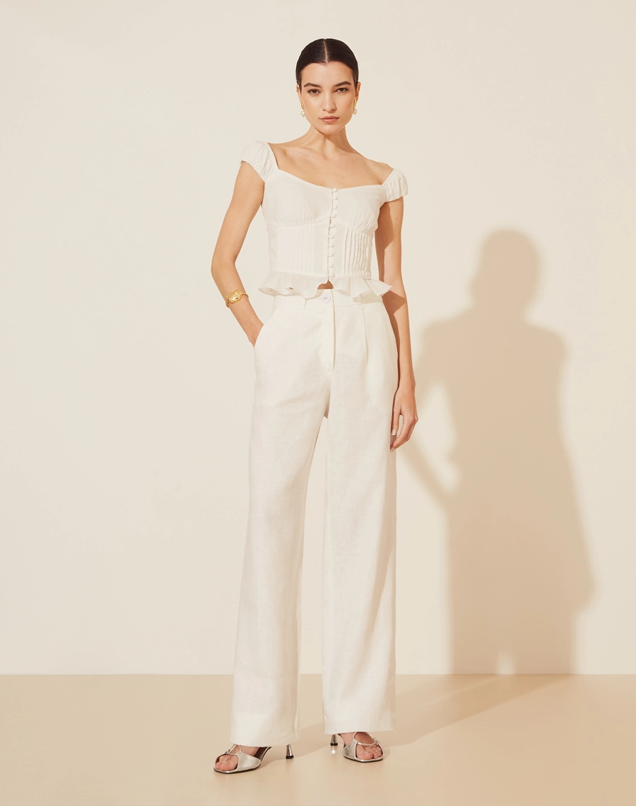 Calça Manuela Js V24, confeccionado em linho. Com modelagem reta, bolsos laterais estilo faca e bolsos decorativos atrás.
