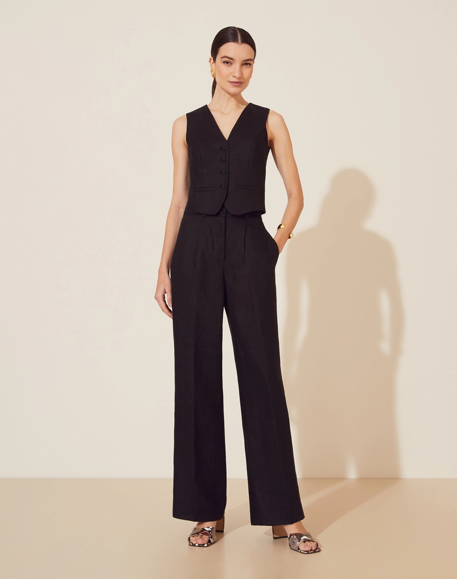 Calça Manuela Js V24, confeccionado em linho. Com modelagem reta, bolsos laterais estilo faca e bolsos decorativos atrás.
