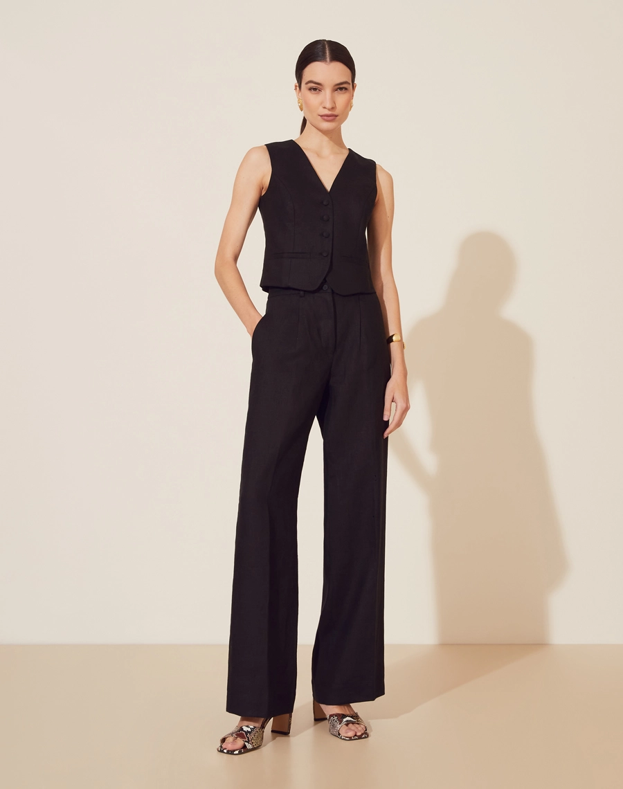Calça Manuela Js V24, confeccionado em linho. Com modelagem reta, bolsos laterais estilo faca e bolsos decorativos atrás.
