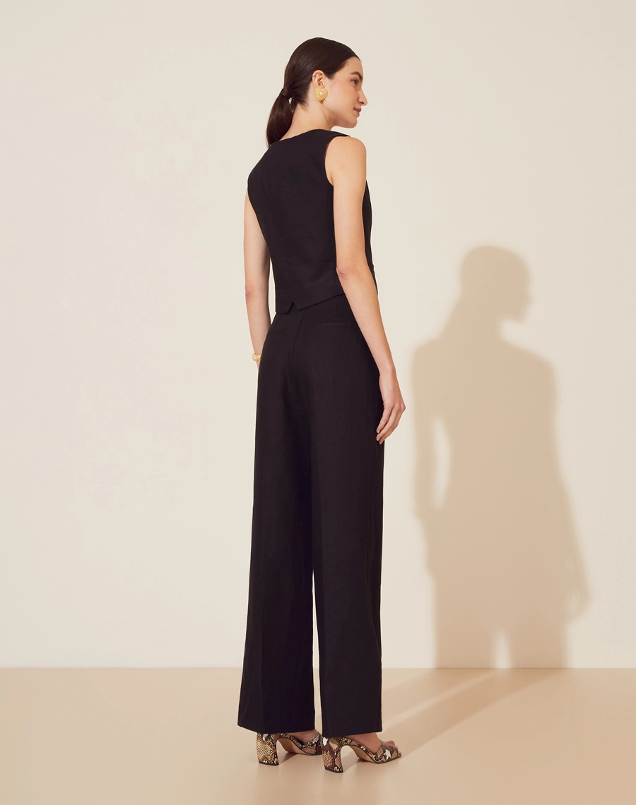 Calça Manuela Js V24, confeccionado em linho. Com modelagem reta, bolsos laterais estilo faca e bolsos decorativos atrás.
