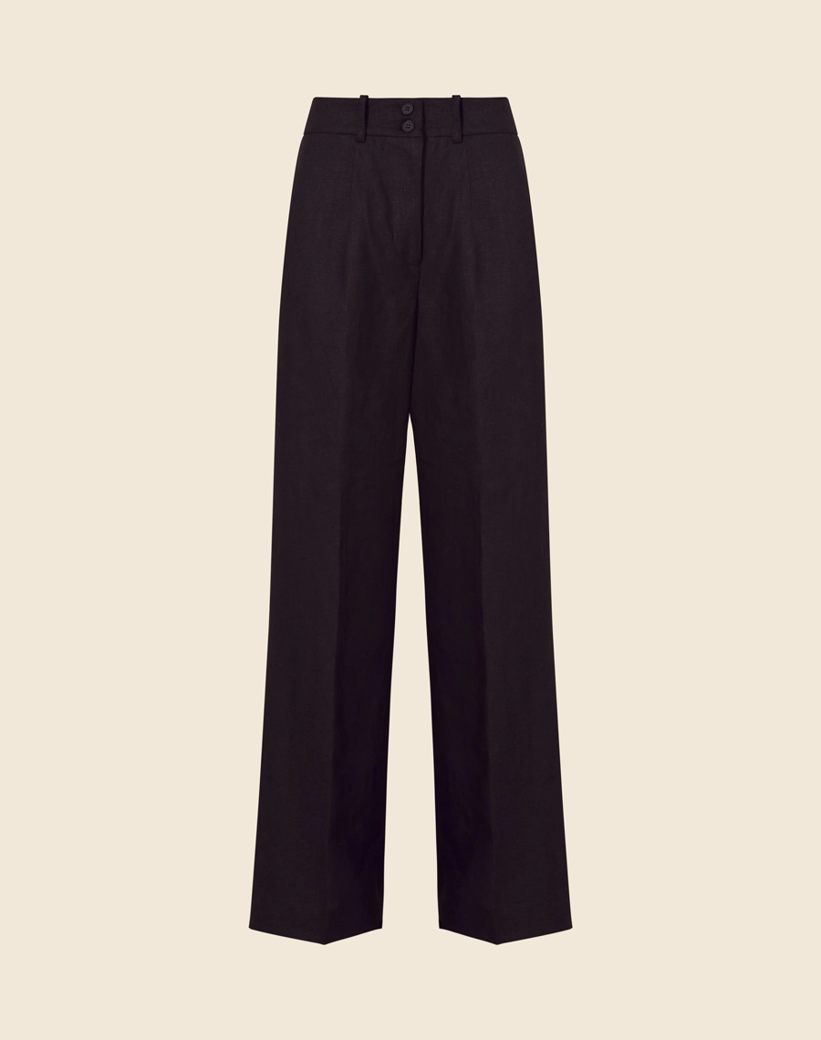 Calça Manuela Js V24, confeccionado em linho. Com modelagem reta, bolsos laterais estilo faca e bolsos decorativos atrás.
