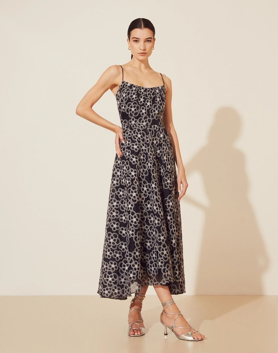 Vestido Midi Jacqueline confeccionado em chiffon bordado, tecido fluido. 
Possui decote quadrado com alças finas e detalhe de franzido no decote. 
O vestido Jacqueline possui modelagem acinturada com a saia evasê. 
Vestido elegante e moderno, seu fechamento é por zíper invisível no lado. 
Possui forro.