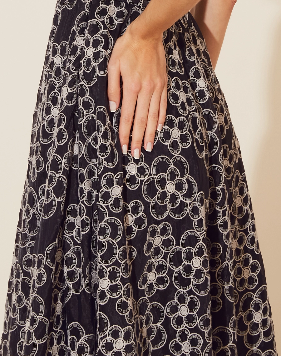 Vestido Midi Jacqueline confeccionado em chiffon bordado, tecido fluido. 
Possui decote quadrado com alças finas e detalhe de franzido no decote. 
O vestido Jacqueline possui modelagem acinturada com a saia evasê. 
Vestido elegante e moderno, seu fechamento é por zíper invisível no lado. 
Possui forro.