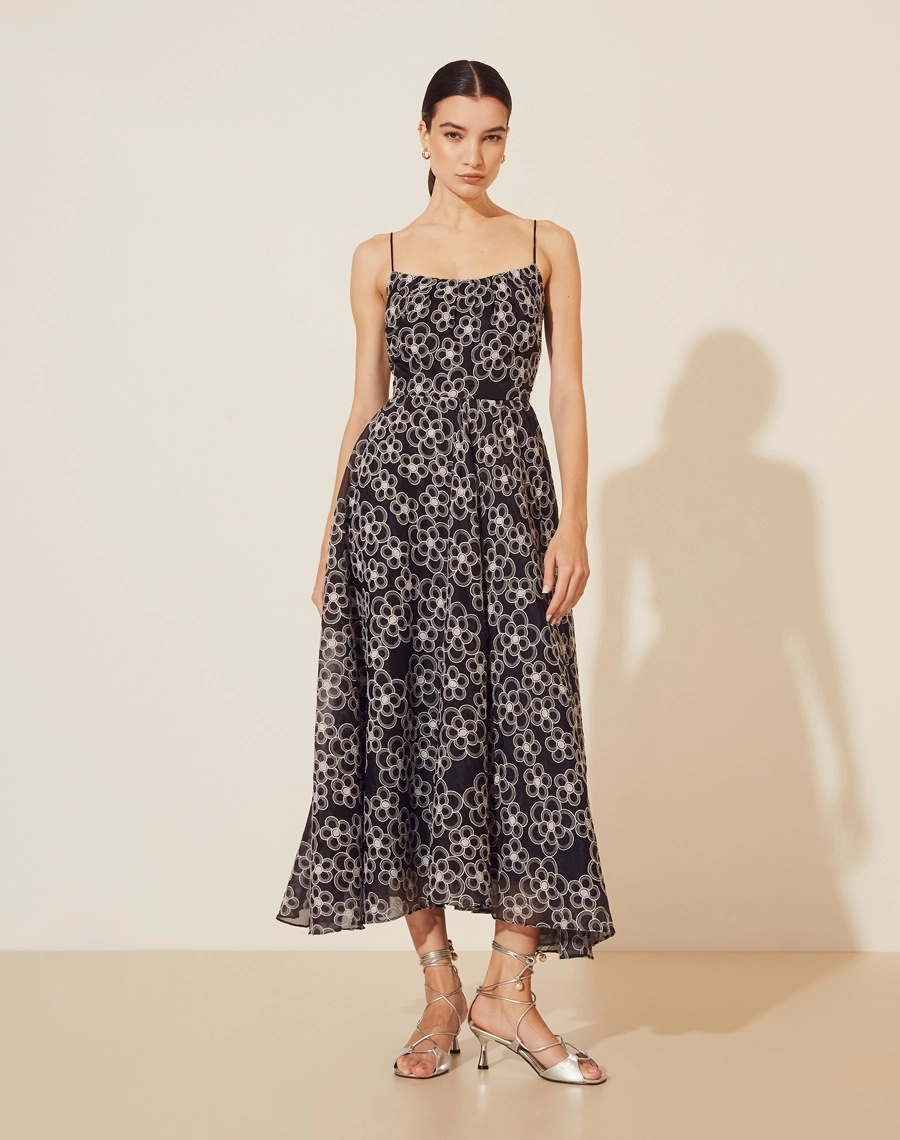 Vestido Midi Jacqueline confeccionado em chiffon bordado, tecido fluido. 
Possui decote quadrado com alças finas e detalhe de franzido no decote. 
O vestido Jacqueline possui modelagem acinturada com a saia evasê. 
Vestido elegante e moderno, seu fechamento é por zíper invisível no lado. 
Possui forro.