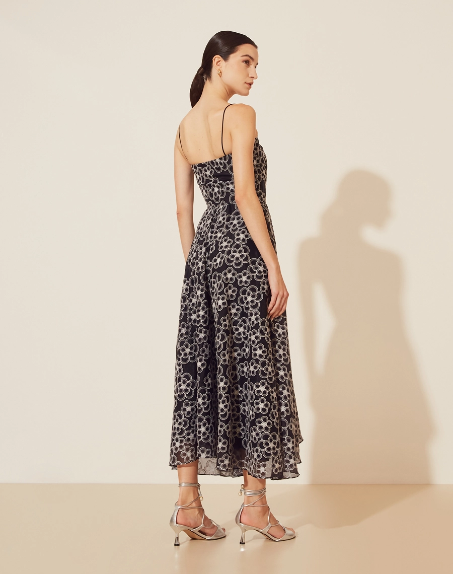 Vestido Midi Jacqueline confeccionado em chiffon bordado, tecido fluido. 
Possui decote quadrado com alças finas e detalhe de franzido no decote. 
O vestido Jacqueline possui modelagem acinturada com a saia evasê. 
Vestido elegante e moderno, seu fechamento é por zíper invisível no lado. 
Possui forro.