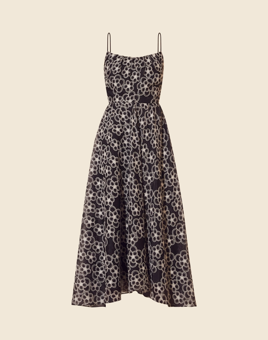 Vestido Midi Jacqueline confeccionado em chiffon bordado, tecido fluido. 
Possui decote quadrado com alças finas e detalhe de franzido no decote. 
O vestido Jacqueline possui modelagem acinturada com a saia evasê. 
Vestido elegante e moderno, seu fechamento é por zíper invisível no lado. 
Possui forro.