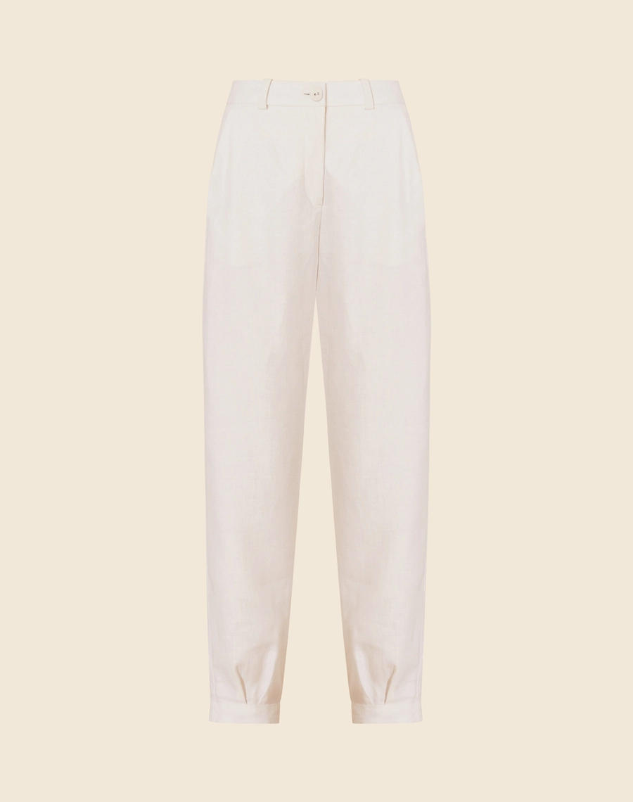Calça Maya confeccionado em linho. 
Calça cintura alta com bolso tipo faca e bolso embutido atrás. 
Possui detalhe de pregas na barra e forro nos bolsos. 
A calça Maya proporciona conforto e elegância.
