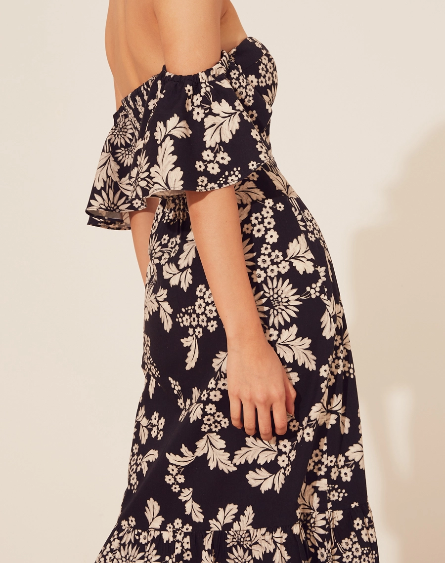 Vestido Verona confeccionado em tecido misto estampado, com toque macio e suave. <br/>
Possui decote coração com alças finas  para amarrar no pescoço, frente unica e mangas em babados.<br/>
Detalhe em lastex nas costas e fechamento por ziper invísivel na lateral, seu comprimento é midi. <br/>
O vestido Verona valoriza a silhueta com seu decote coração e modelagem acinturada, trazendo um look charmoso e moderno.  <br/>
 
