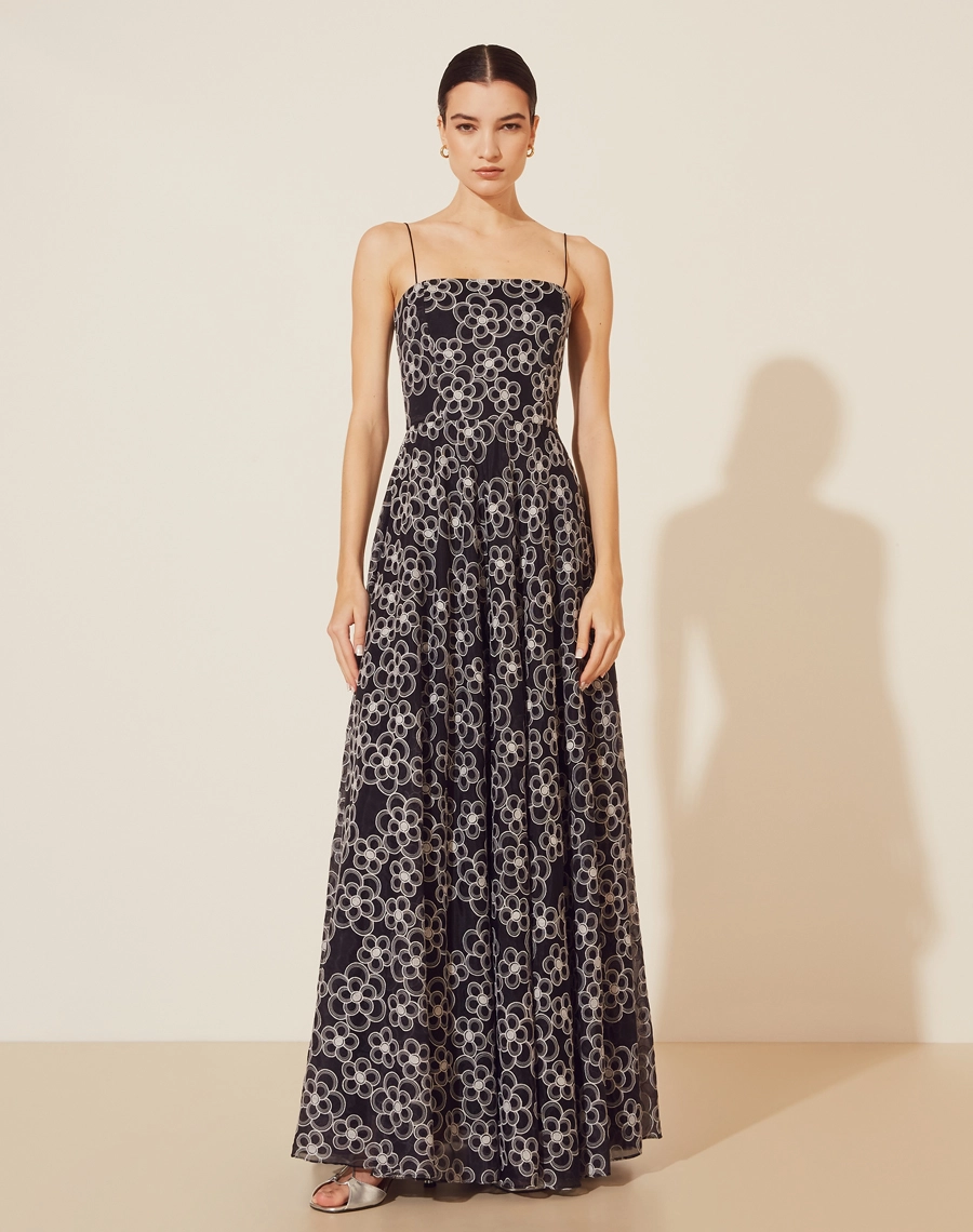 Vestido Longo Grace Kelly confeccionado em chiffon bordado. Possui decote quadrado com alças finas, sua modelagem é acinturada com a saia mais ampla, deixando o vestido mais elegante. 