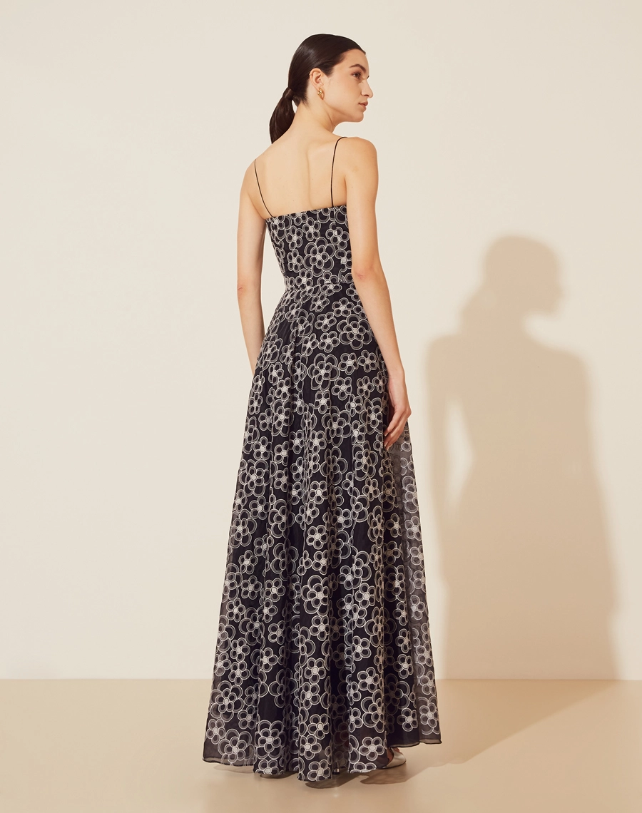 Vestido Longo Grace Kelly confeccionado em chiffon bordado. Possui decote quadrado com alças finas, sua modelagem é acinturada com a saia mais ampla, deixando o vestido mais elegante. 