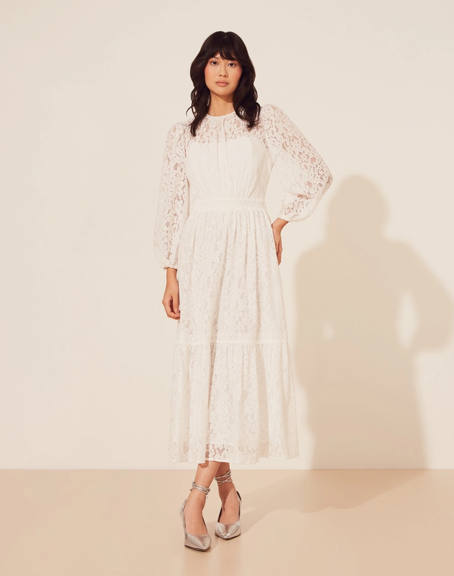 Vestido Midi Laila confeccionado em renda. Seu decote é redondo, mangas longas com detalhe de elástico interno no punho. <br/>
