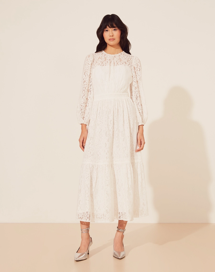 Vestido Midi Laila confeccionado em renda. Seu decote é redondo, mangas longas com detalhe de elástico interno no punho. <br/>
