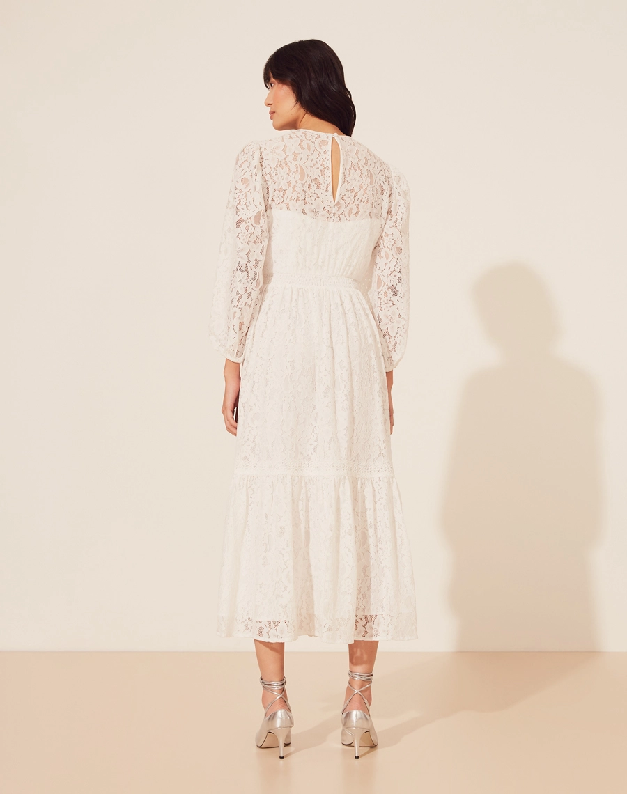 Vestido Midi Laila confeccionado em renda. Seu decote é redondo, mangas longas com detalhe de elástico interno no punho. <br/>
