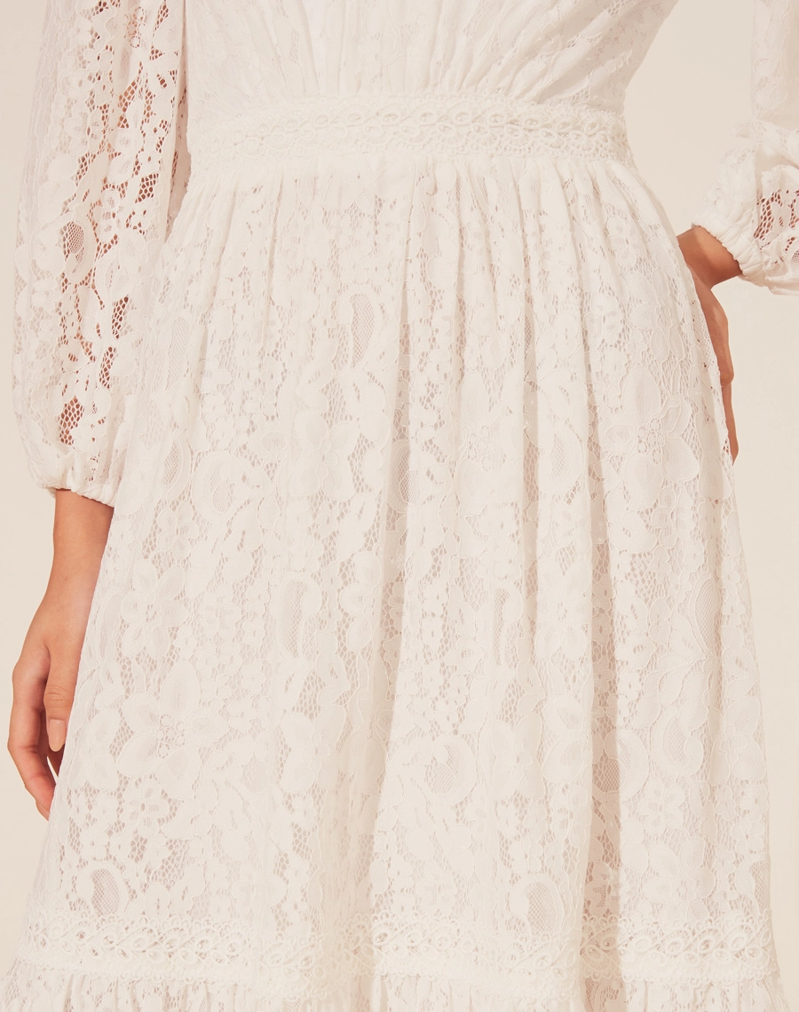 Vestido Midi Laila confeccionado em renda. Seu decote é redondo, mangas longas com detalhe de elástico interno no punho. <br/>
