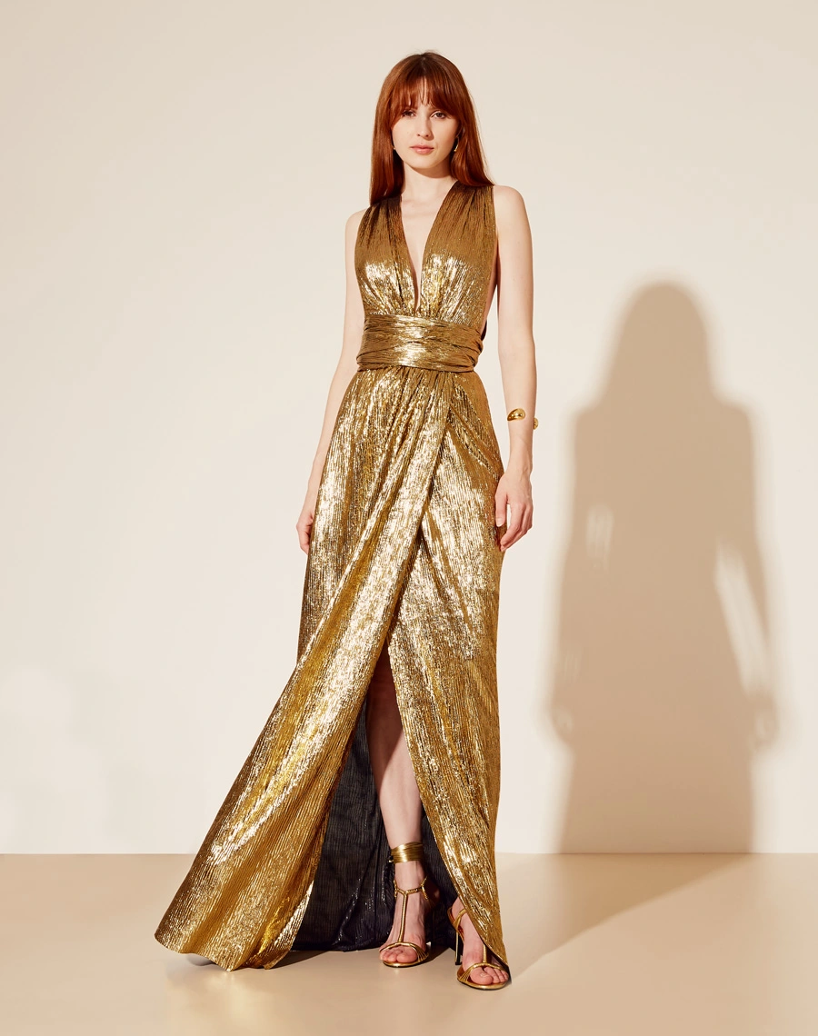Vestido Longo Camila confeccionado em malha foil . <br/>
Com decote V frente única, com possibilidade de diversas amarrações. <br/>
Possui detalhe de faixa franzida na cintura valorizando a silhueta. <br/>
Sua saia contem fenda.<br/>