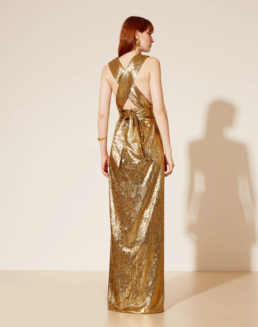 Vestido Longo Camila confeccionado em malha foil . <br/>
Com decote V frente única, com possibilidade de diversas amarrações. <br/>
Possui detalhe de faixa franzida na cintura valorizando a silhueta. <br/>
Sua saia contem fenda.<br/>