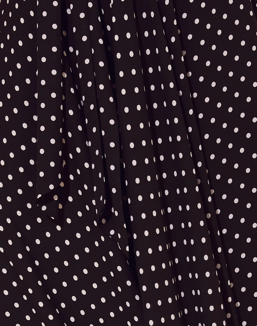 Vestido Midi Jana confeccionado em crepinho com estampa de poá. Modelagem acinturada com caimento godê, vestido leve e fluido. 
