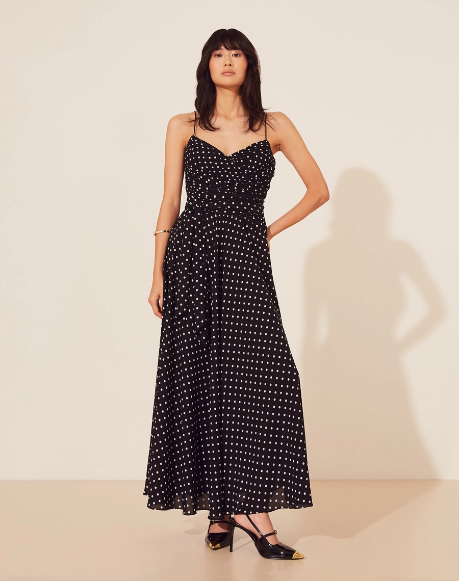 Vestido Midi Jana confeccionado em crepinho com estampa de poá. Modelagem acinturada com caimento godê, vestido leve e fluido. 
