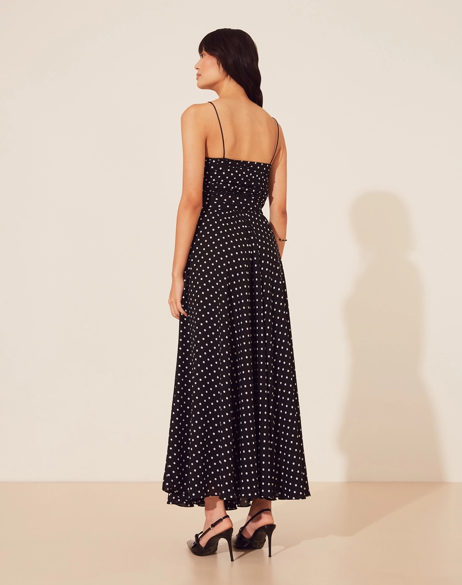 Vestido Midi Jana confeccionado em crepinho com estampa de poá. Modelagem acinturada com caimento godê, vestido leve e fluido. 
