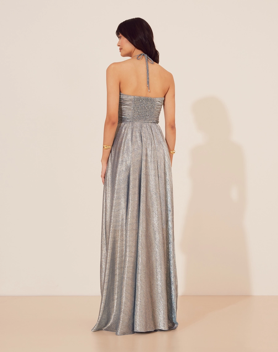 Vestido Longo Kayla confeccionado em malha Lame. <br/>
Possui decote coração frente única, com alças finas para amarrar no pescoço. <br/>
Com detalhe de recorte vazado frontal e detalhe de lastex nas costas. <br/> 
Sua modelagem é acinturada e detalhes de franzidos com caimento mais volumoso. <br/>
Possui forro e seu fechamento é por zíper invisível na lateral. <br/>

