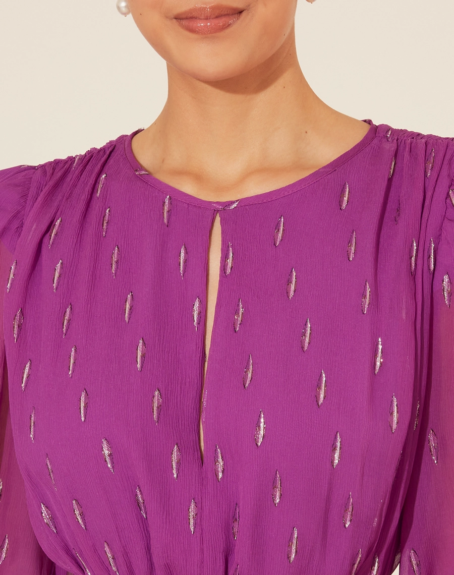 Vestido longo Justine confeccionado em tecido misto de seda com poliéster, possui detalhe de lurex no bordado. 