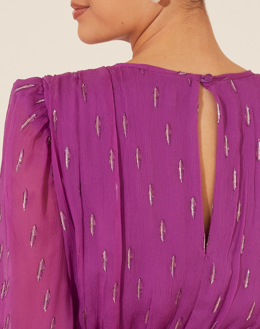 Vestido longo Justine confeccionado em tecido misto de seda com poliéster, possui detalhe de lurex no bordado. 