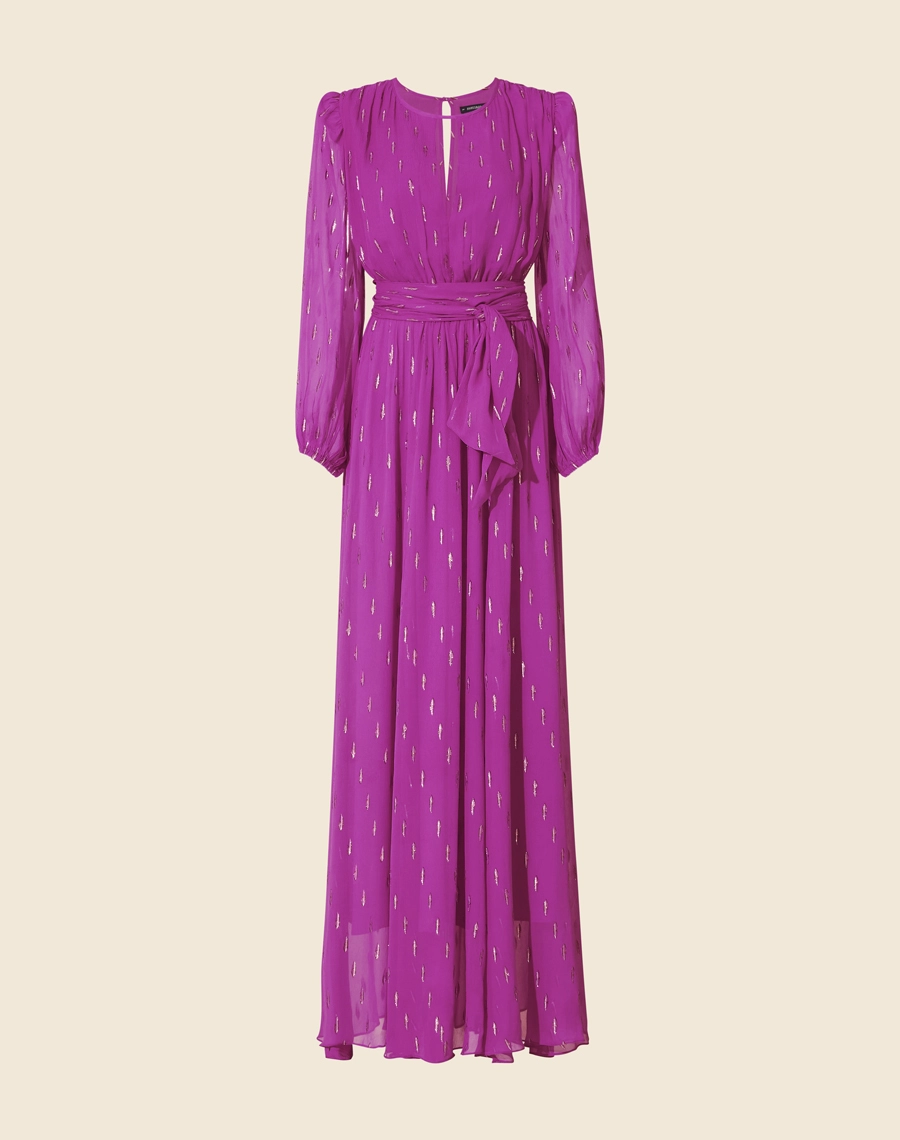 Vestido longo Justine confeccionado em tecido misto de seda com poliéster, possui detalhe de lurex no bordado. 
