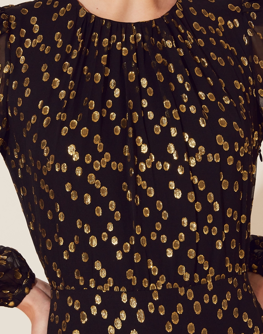 Vestido Midi Agnes confeccionado em tecido misto de seda com poliéster. 
Possui com decote redondo com mangas longas bufante com elástico no punho para melhor caimento. 
Possui elástico interno na cintura e babados pelo comprimento. Seu tecido é leve e fluido.
Possui forro.