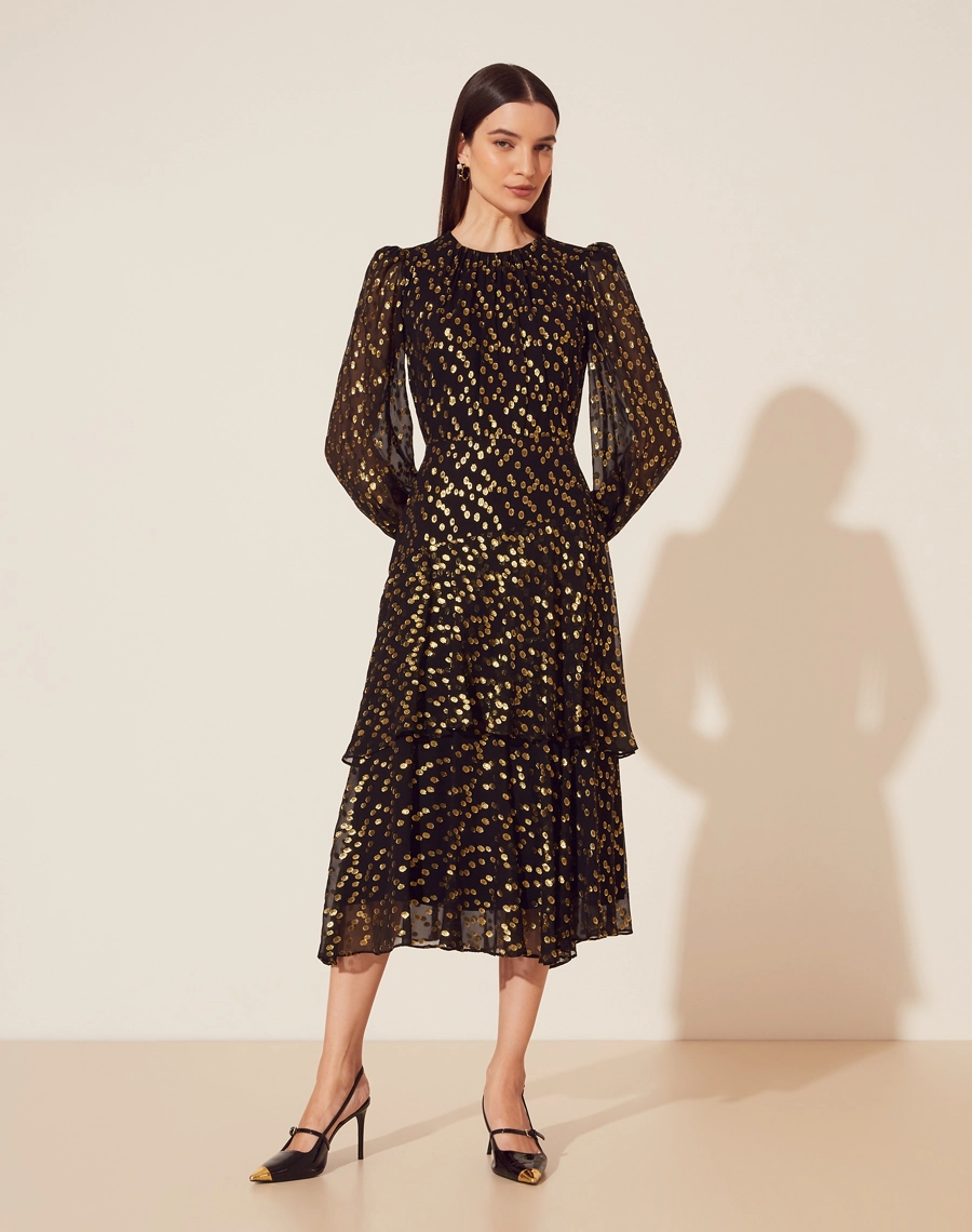 Vestido Midi Agnes confeccionado em tecido misto de seda com poliéster. 
Possui com decote redondo com mangas longas bufante com elástico no punho para melhor caimento. 
Possui elástico interno na cintura e babados pelo comprimento. Seu tecido é leve e fluido.
Possui forro.