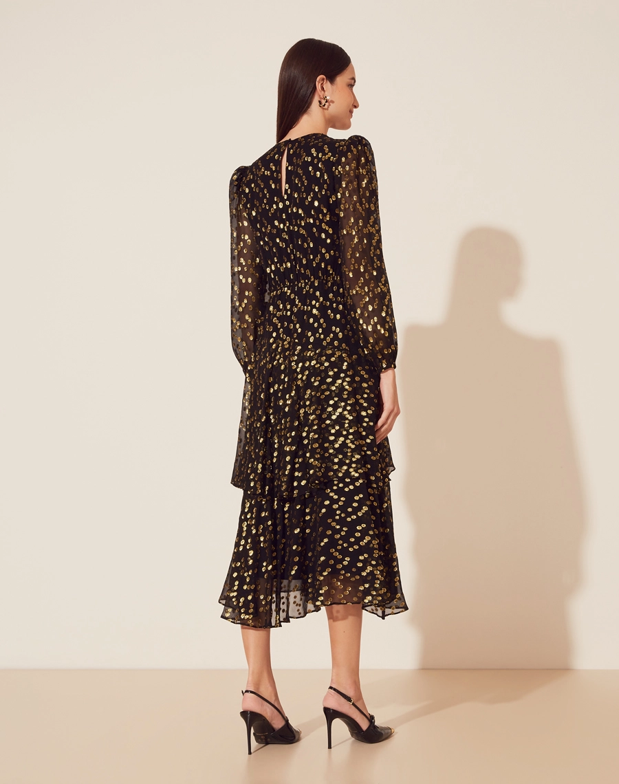 Vestido Midi Agnes confeccionado em tecido misto de seda com poliéster. 
Possui com decote redondo com mangas longas bufante com elástico no punho para melhor caimento. 
Possui elástico interno na cintura e babados pelo comprimento. Seu tecido é leve e fluido.
Possui forro.