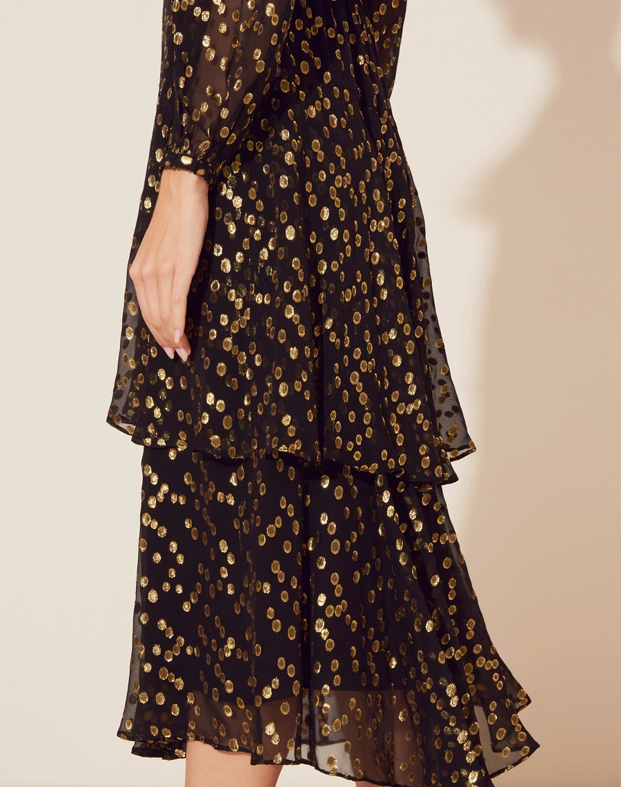 Vestido Midi Agnes confeccionado em tecido misto de seda com poliéster. 
Possui com decote redondo com mangas longas bufante com elástico no punho para melhor caimento. 
Possui elástico interno na cintura e babados pelo comprimento. Seu tecido é leve e fluido.
Possui forro.