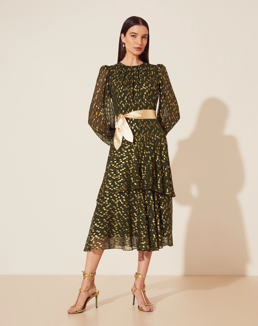 Vestido Midi Agnes confeccionado em tecido misto de seda com poliéster. 
Possui com decote redondo com mangas longas bufante com elástico no punho para melhor caimento. 
Possui elástico interno na cintura e babados pelo comprimento. Seu tecido é leve e fluido.
Possui forro.