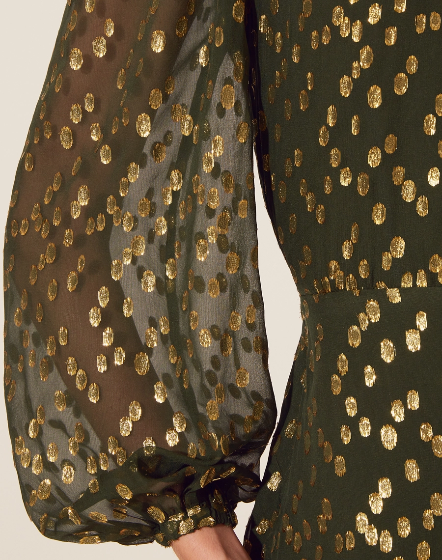Vestido Midi Agnes confeccionado em tecido misto de seda com poliéster. 
Possui com decote redondo com mangas longas bufante com elástico no punho para melhor caimento. 
Possui elástico interno na cintura e babados pelo comprimento. Seu tecido é leve e fluido.
Possui forro.