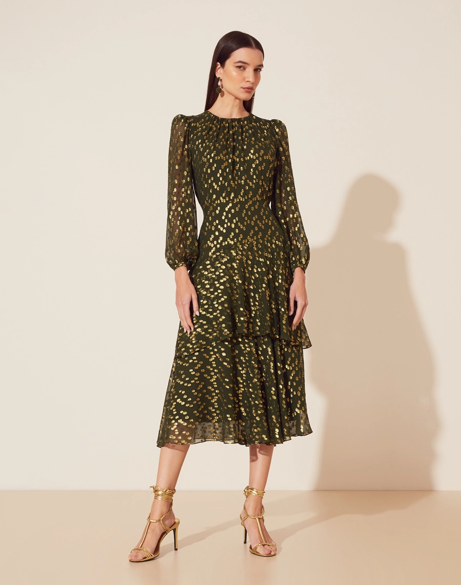 Vestido Midi Agnes confeccionado em tecido misto de seda com poliéster. 
Possui com decote redondo com mangas longas bufante com elástico no punho para melhor caimento. 
Possui elástico interno na cintura e babados pelo comprimento. Seu tecido é leve e fluido.
Possui forro.