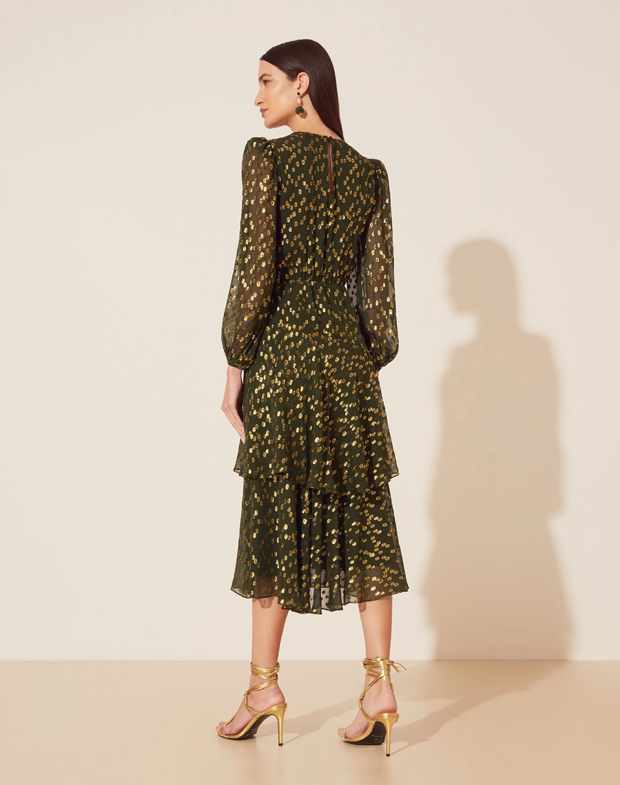 Vestido Midi Agnes confeccionado em tecido misto de seda com poliéster. 
Possui com decote redondo com mangas longas bufante com elástico no punho para melhor caimento. 
Possui elástico interno na cintura e babados pelo comprimento. Seu tecido é leve e fluido.
Possui forro.