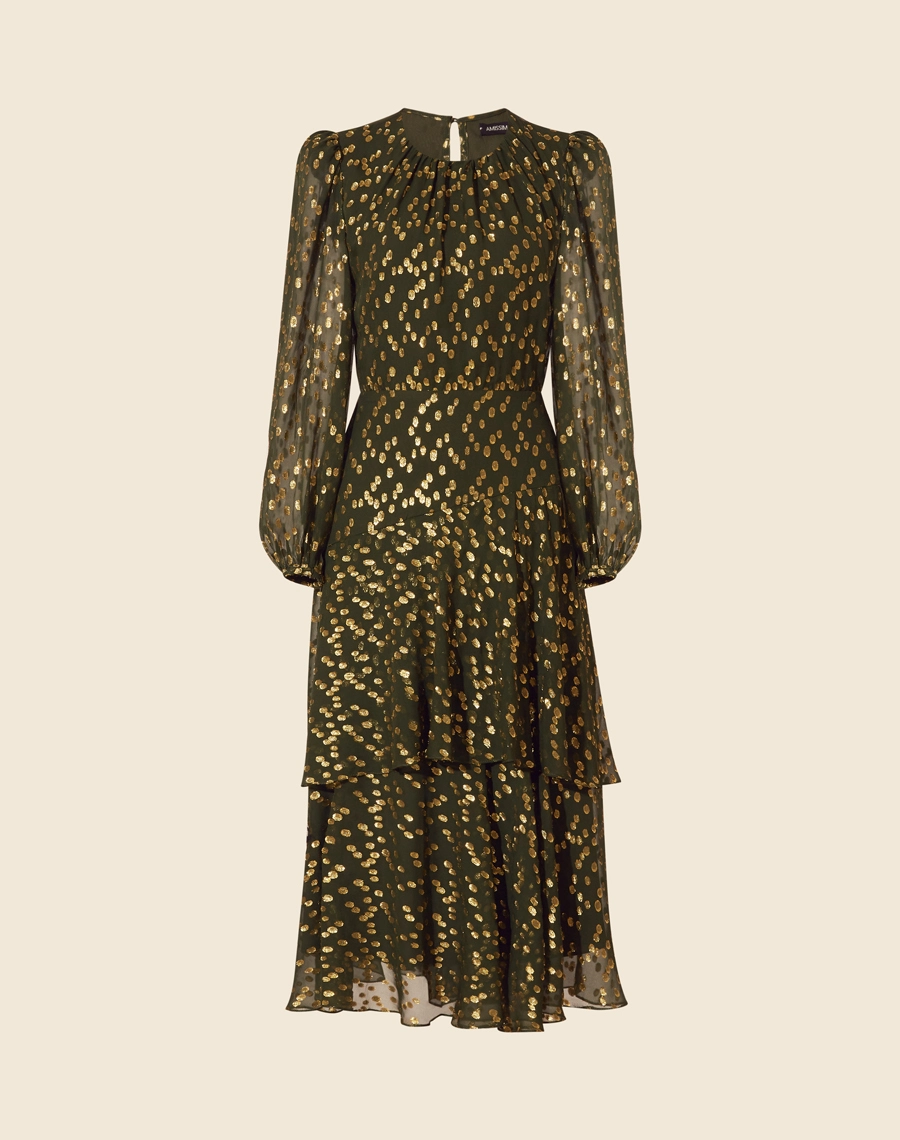 Vestido Midi Agnes confeccionado em tecido misto de seda com poliéster. 
Possui com decote redondo com mangas longas bufante com elástico no punho para melhor caimento. 
Possui elástico interno na cintura e babados pelo comprimento. Seu tecido é leve e fluido.
Possui forro.