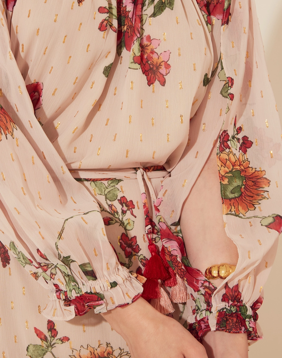 Vestido Longo Betina, confeccionado em tecido de poliéster estampado, tecido leve e fluido. 
Possui decote ombro a ombro com elástico interno, o que proporciona melhor ajuste e conforto e mangas longas com elástico interno o punho para melhor caimento. 

