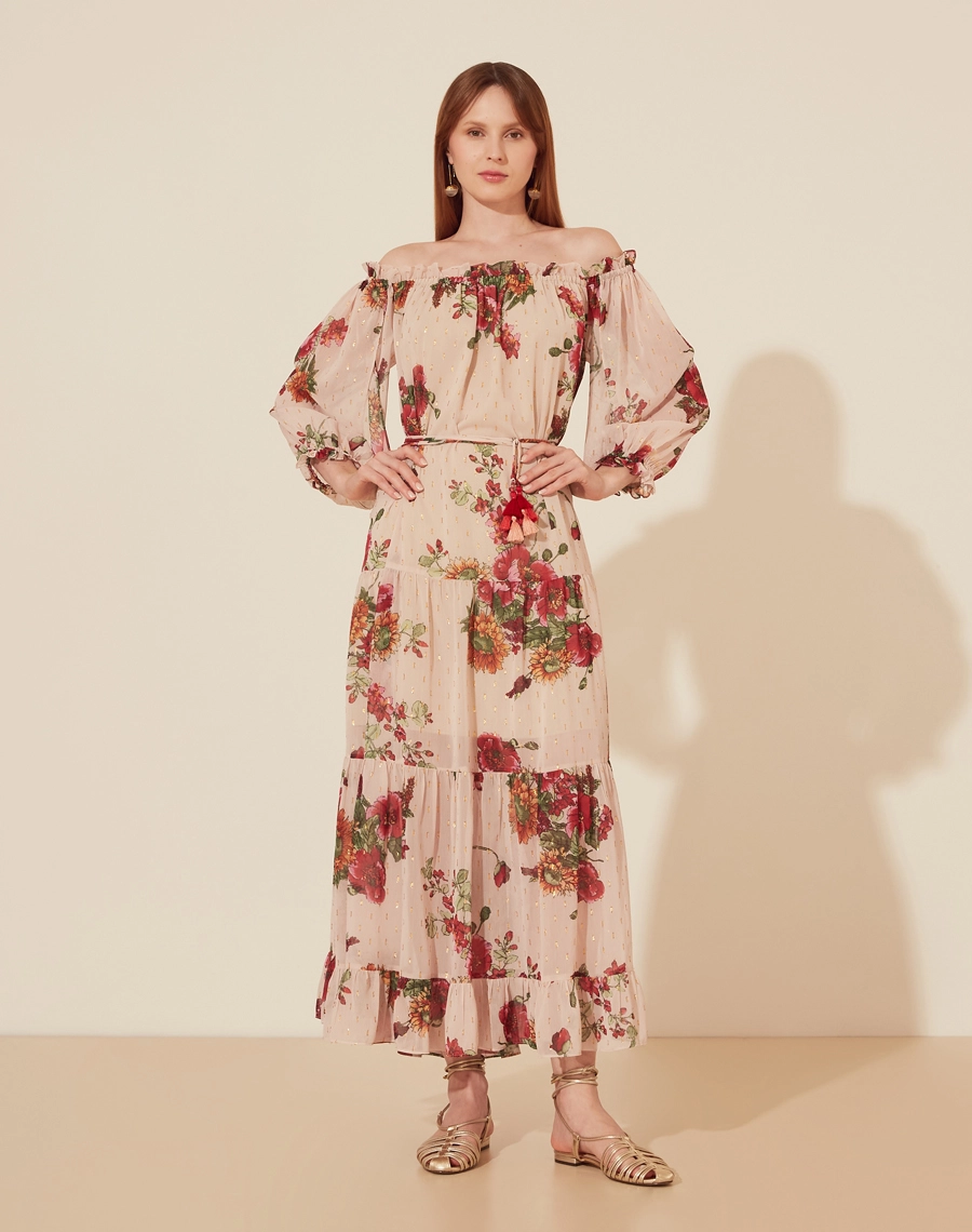Vestido Longo Betina, confeccionado em tecido de poliéster estampado, tecido leve e fluido. 
Possui decote ombro a ombro com elástico interno, o que proporciona melhor ajuste e conforto e mangas longas com elástico interno o punho para melhor caimento. 
