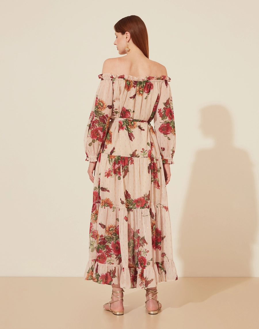 Vestido Longo Betina, confeccionado em tecido de poliéster estampado, tecido leve e fluido. 
Possui decote ombro a ombro com elástico interno, o que proporciona melhor ajuste e conforto e mangas longas com elástico interno o punho para melhor caimento. 
