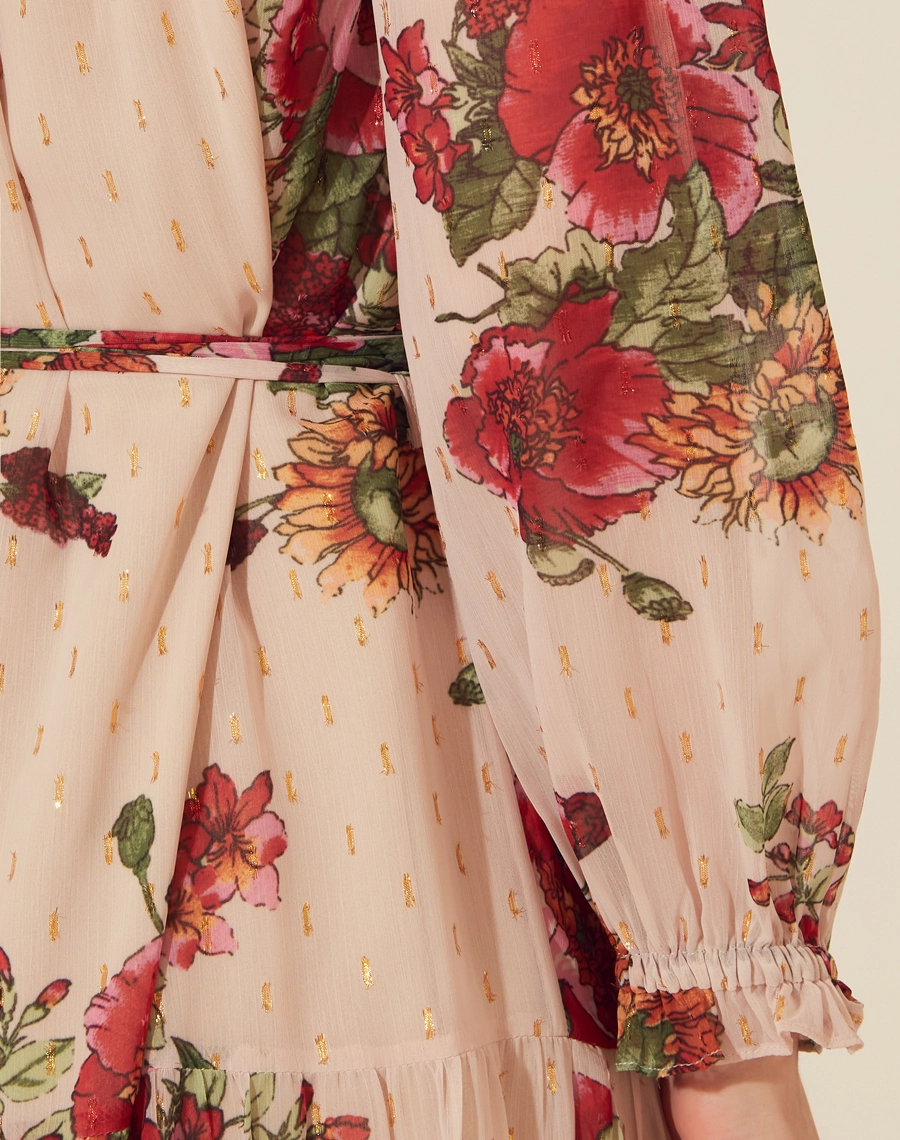 Vestido Longo Betina, confeccionado em tecido de poliéster estampado, tecido leve e fluido. 
Possui decote ombro a ombro com elástico interno, o que proporciona melhor ajuste e conforto e mangas longas com elástico interno o punho para melhor caimento. 
