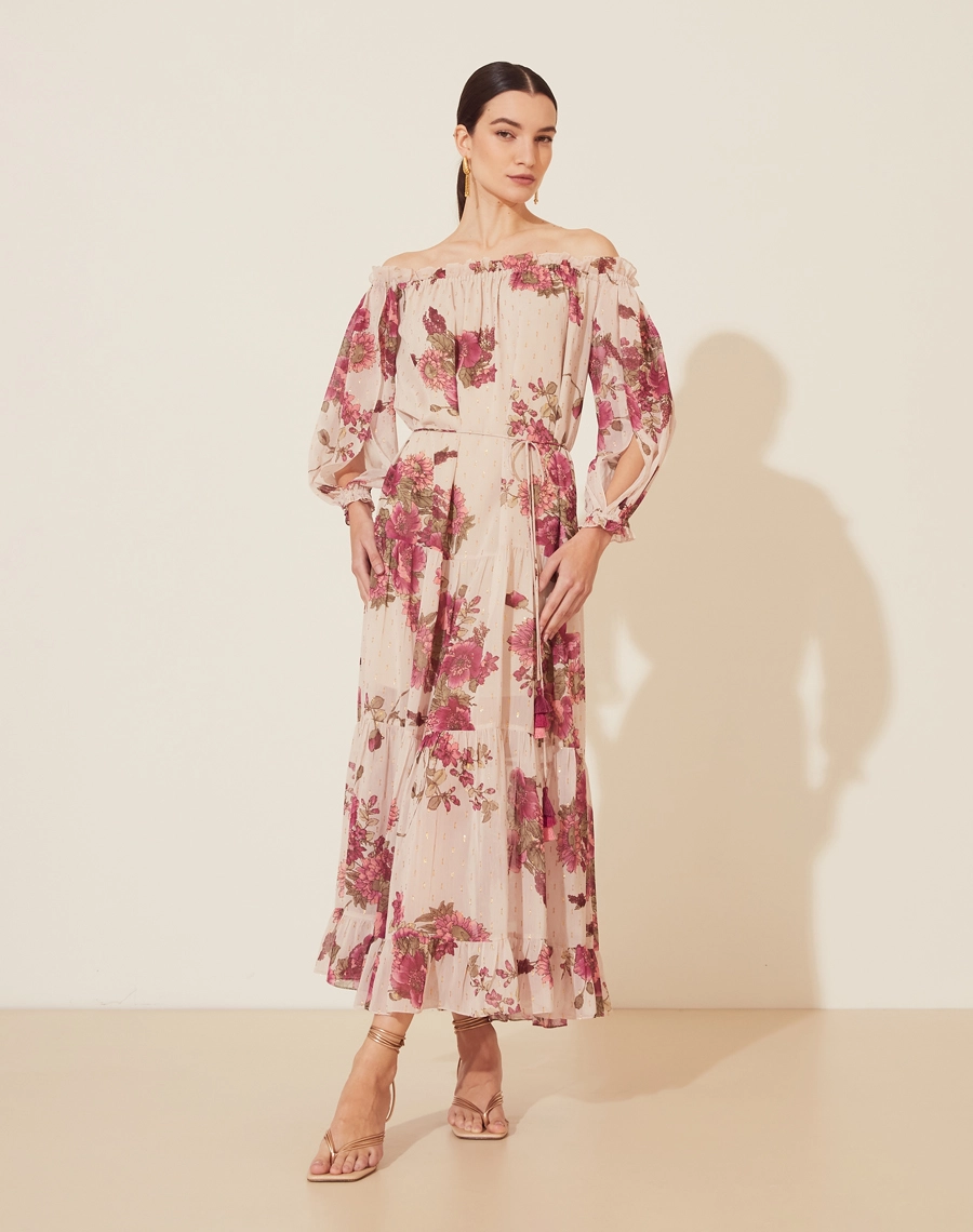 Vestido Longo Betina, confeccionado em tecido de poliéster estampado, tecido leve e fluido. 
Possui decote ombro a ombro com elástico interno, o que proporciona melhor ajuste e conforto e mangas longas com elástico interno o punho para melhor caimento. 
